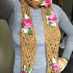 Knitted scarf with knitted yarn flowers